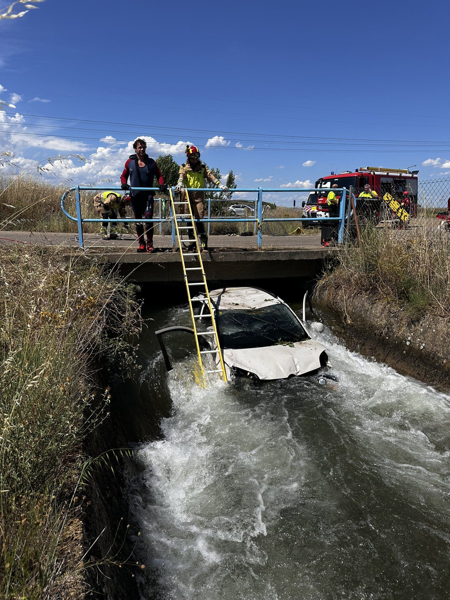 Un coche cae al canal de Arriola en Puente Villarente. | L.N.C.