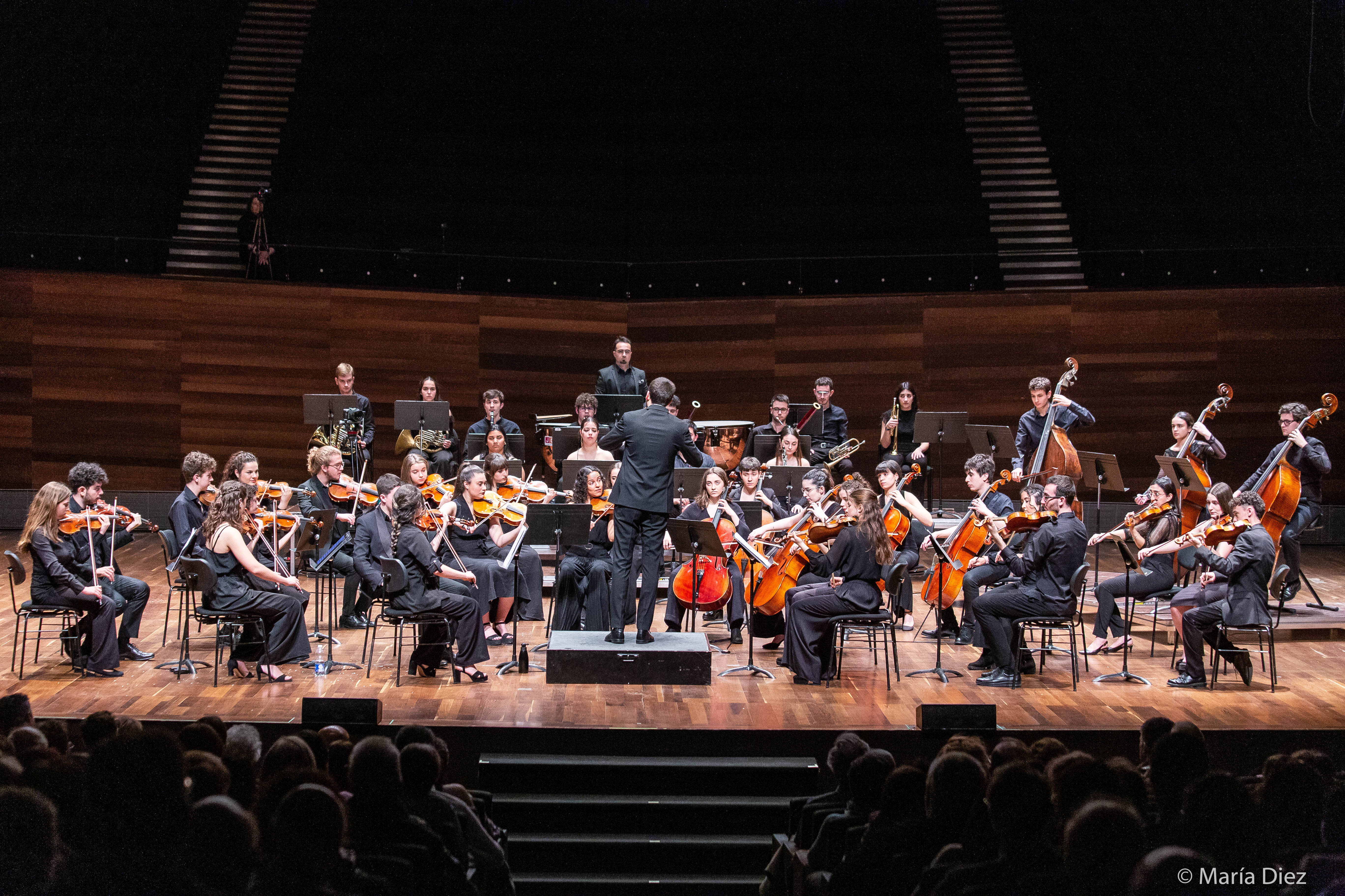 El Auditorio Ciudad de León es el escenario escogido para dar por finalizado el segundo encuentro de la Joven Orquesta Leonesa. | MARÍA DÍEZ