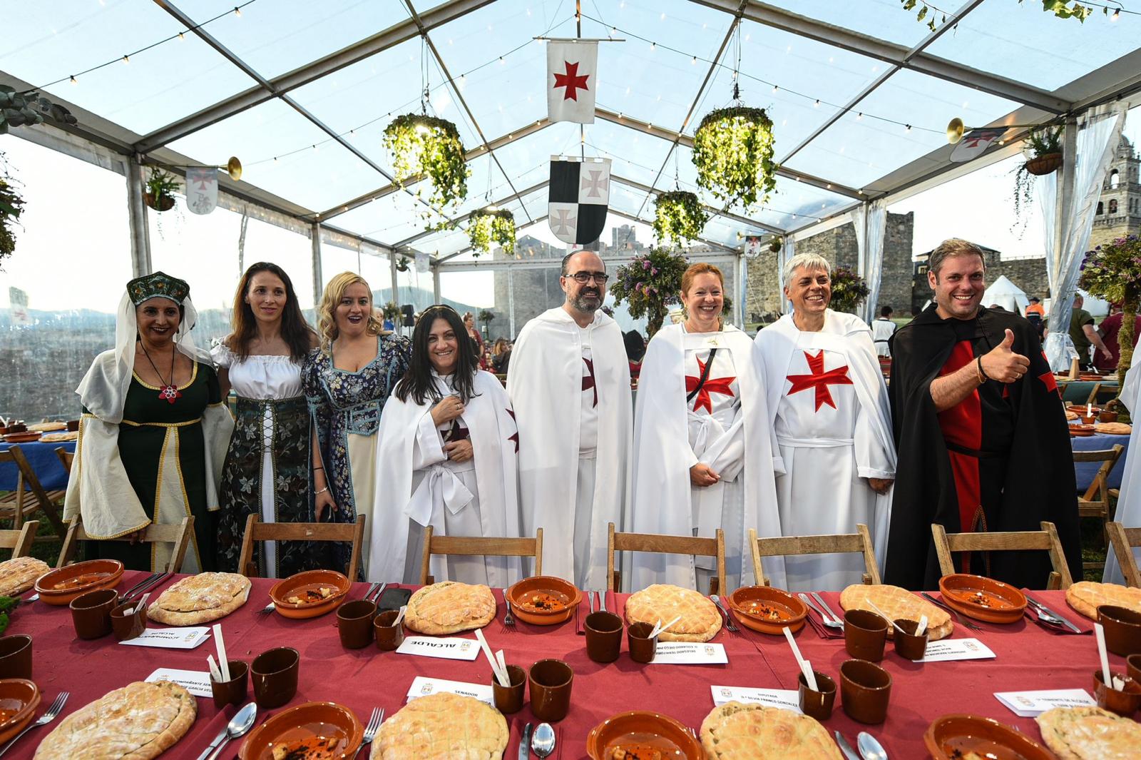 Las autoridades posan durante la Noche Templaria