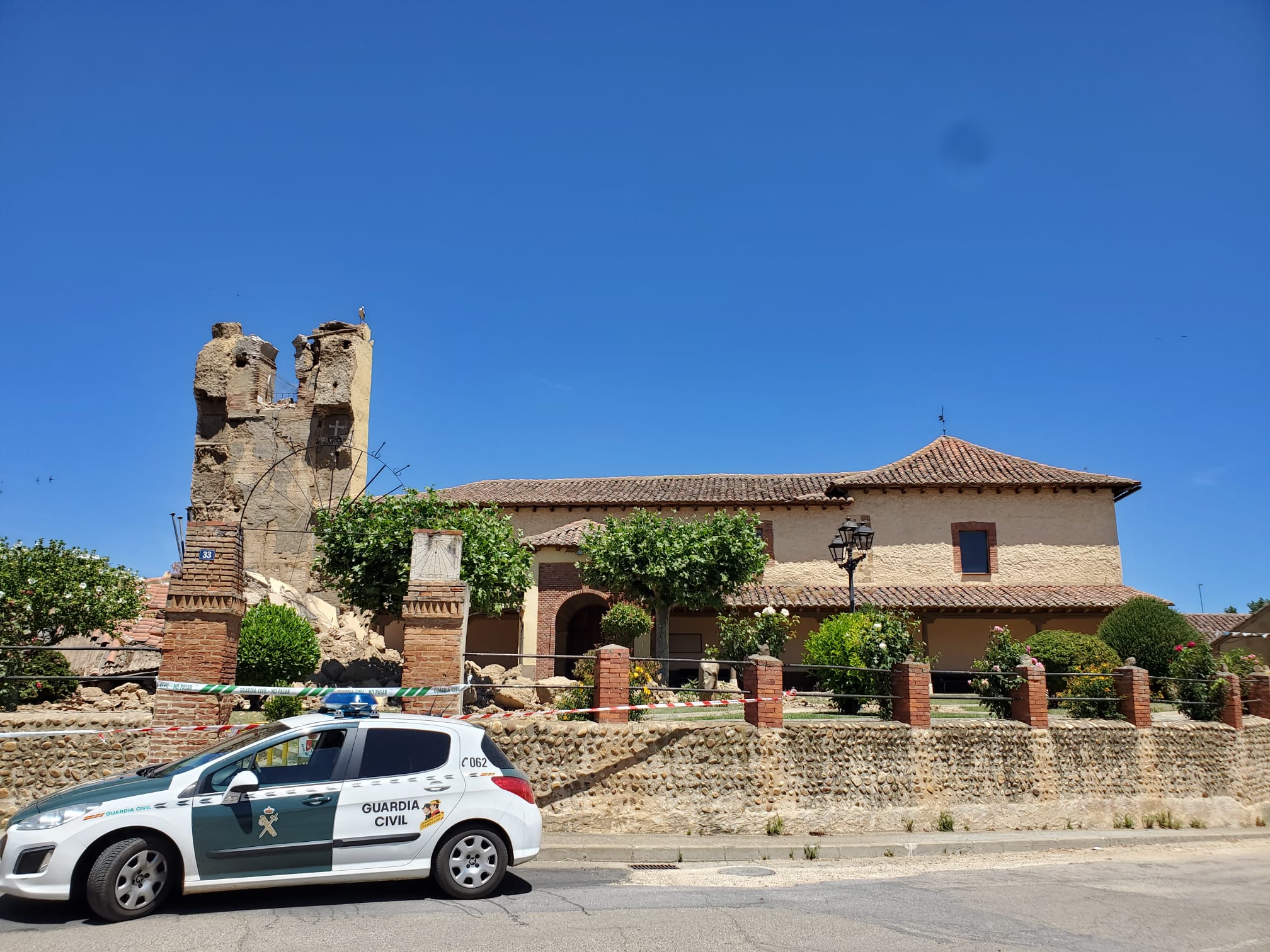 La torre de la iglesia de Villaturiel se desploma. | MAURICIO PEÑA