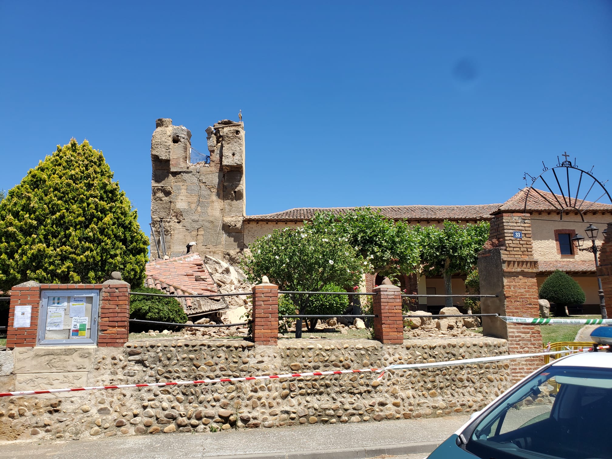 La iglesia de Villaturiel con la torre desplomada. | MAURICIO PEÑA