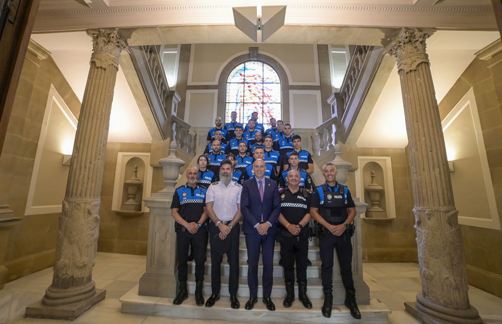 Foto de familia del alcalde y los mandos de la Policía Local con los nuevos agentes en prácticas. | MAURICIO PEÑA