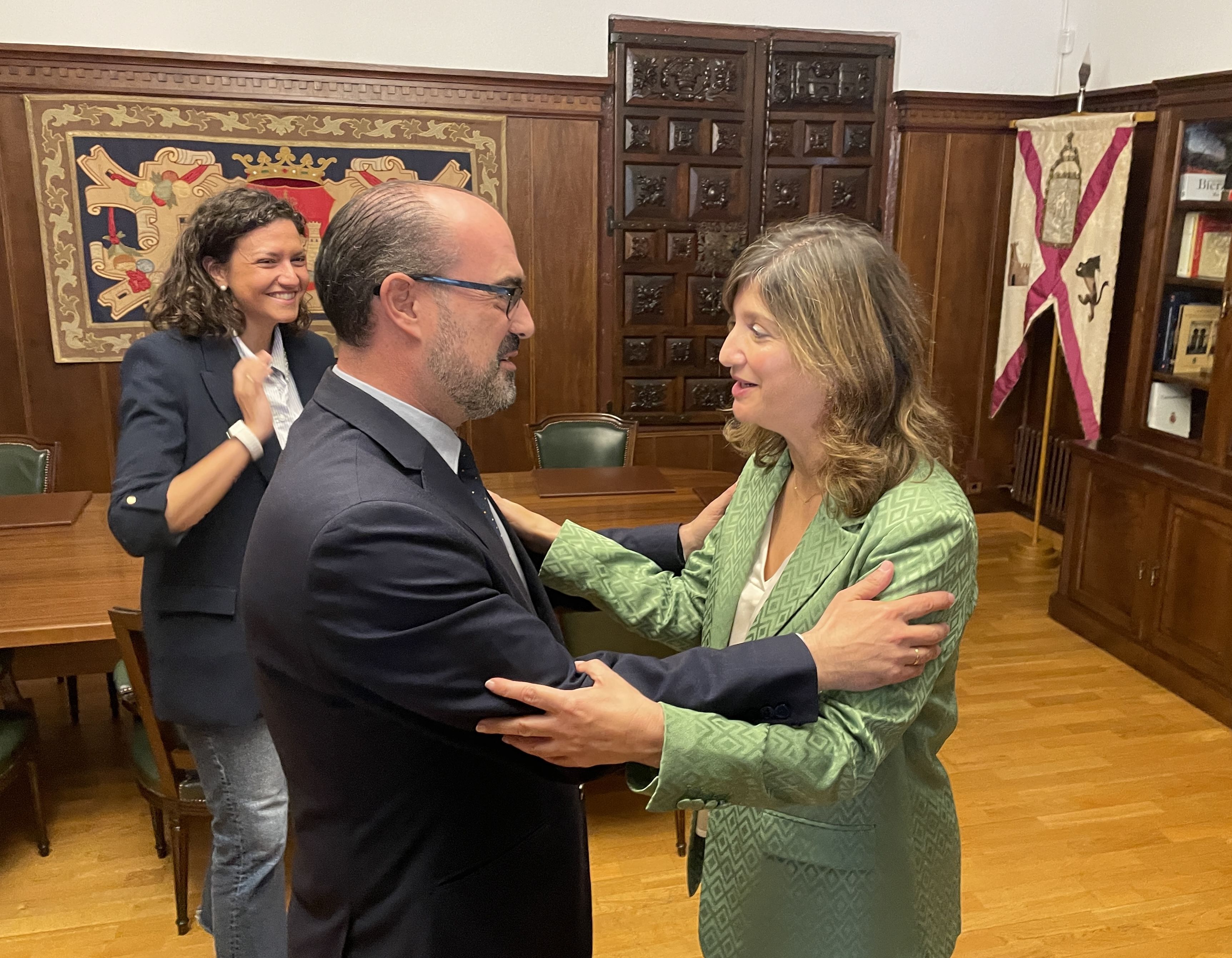 El alcalde Marco Morala recibe en su despacho a Nuria González. | Javier Fernández