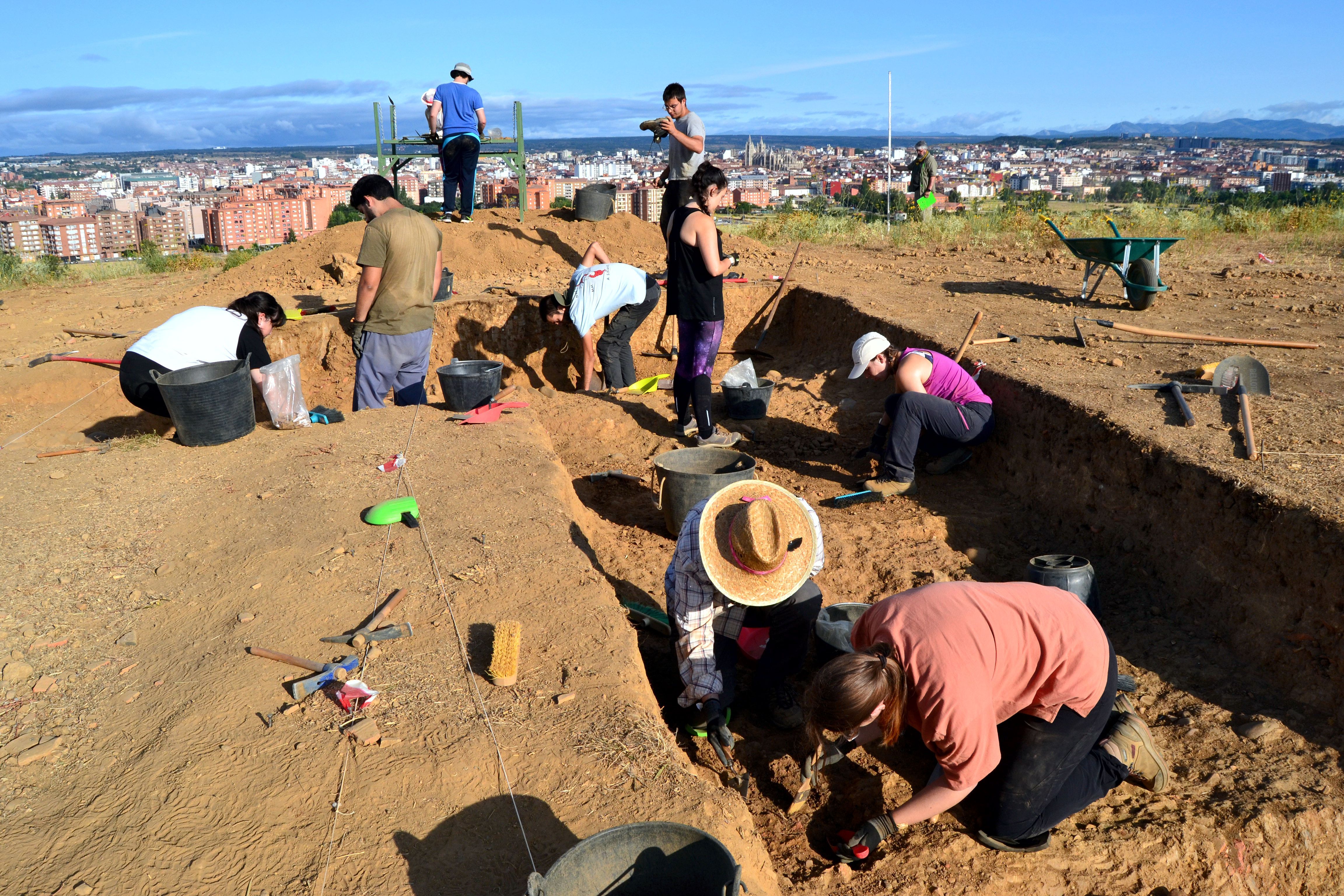 Los estudiantes de la ULE ya participaron en las excavaciones el año pasado. | L.N.C.