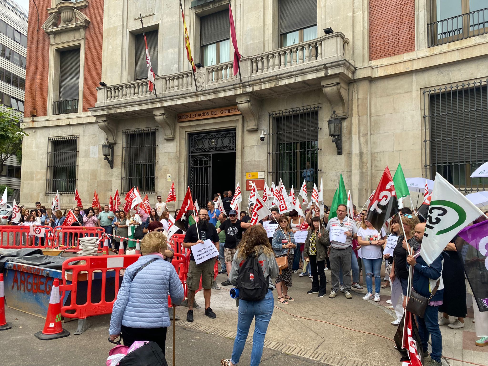 Concentración de los trabajadores de Atento León este martes en la subdelegación del Gobierno. | L.N.C.