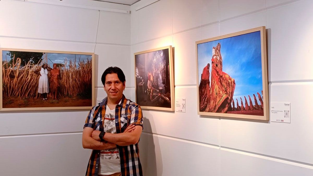 El concejal de Cultura de Santa María del Páramo, Omar Sabaria, en la exposición. | LNC