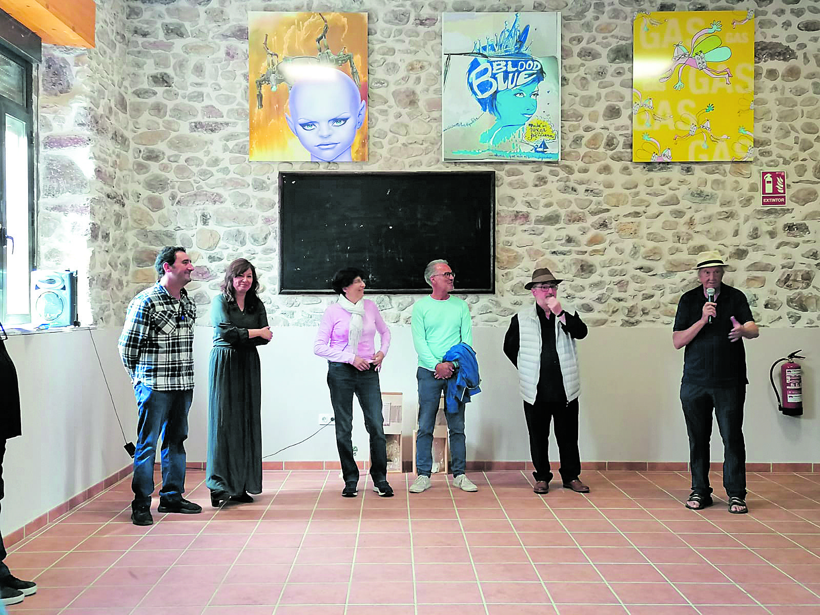 Algunos de los artistas participantes, Sebas Román, Cathy Thopmson, Cristina Ibáñez, Adolfo A. Barthe y Vicente García, con Luis García. | F.F.