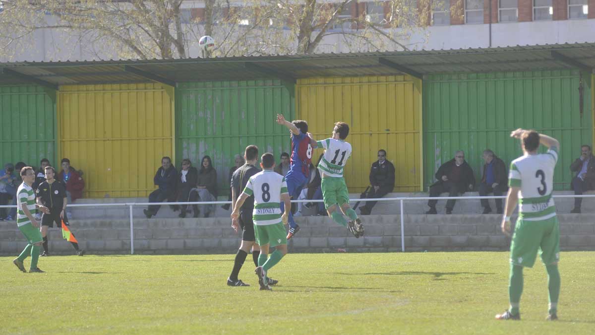 Un momento de un partido del CD La Virgen del Camino. | DANIEL MARTÍN