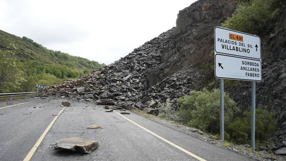 Desprendimiento de rocas y piedras en la carretera CL-631 en Páramo del Sil | César Sánchez (Ical)