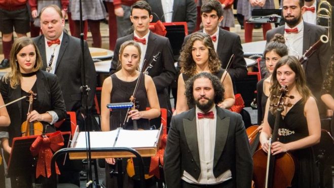 Jesús Alonso Cuesta junto a algunos miembros de la orquesta. | SUSANA MARTÍN