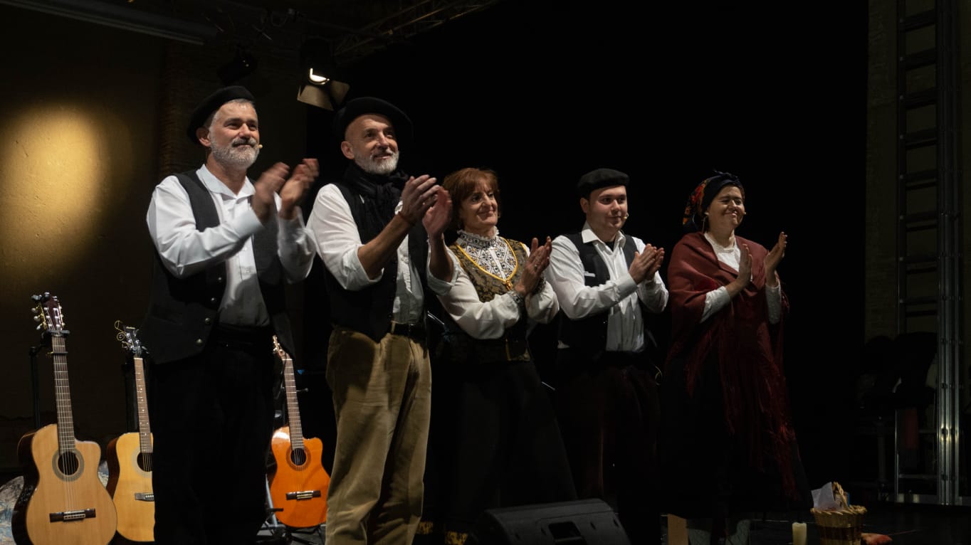 El grupo ‘Romanza y mimbre’ al completo saludando en una de las representaciones de Folk de filandón. | REPORTAJE GRÁFICO 'ROMANZA Y MIMBRE'