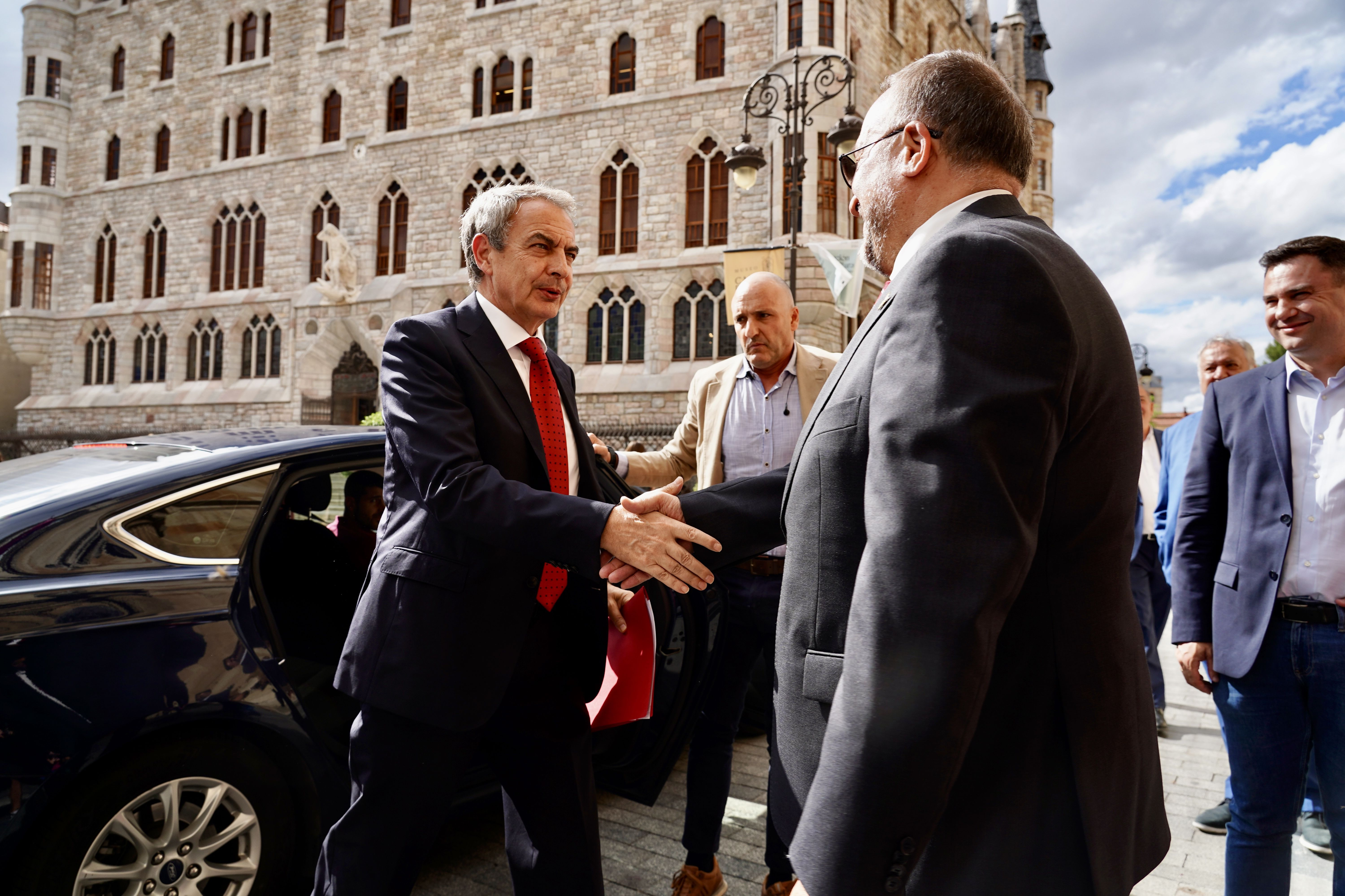 Zapatero llegando al Palacio de los Guzmanes de León. | CAMPILLO (ICAL)