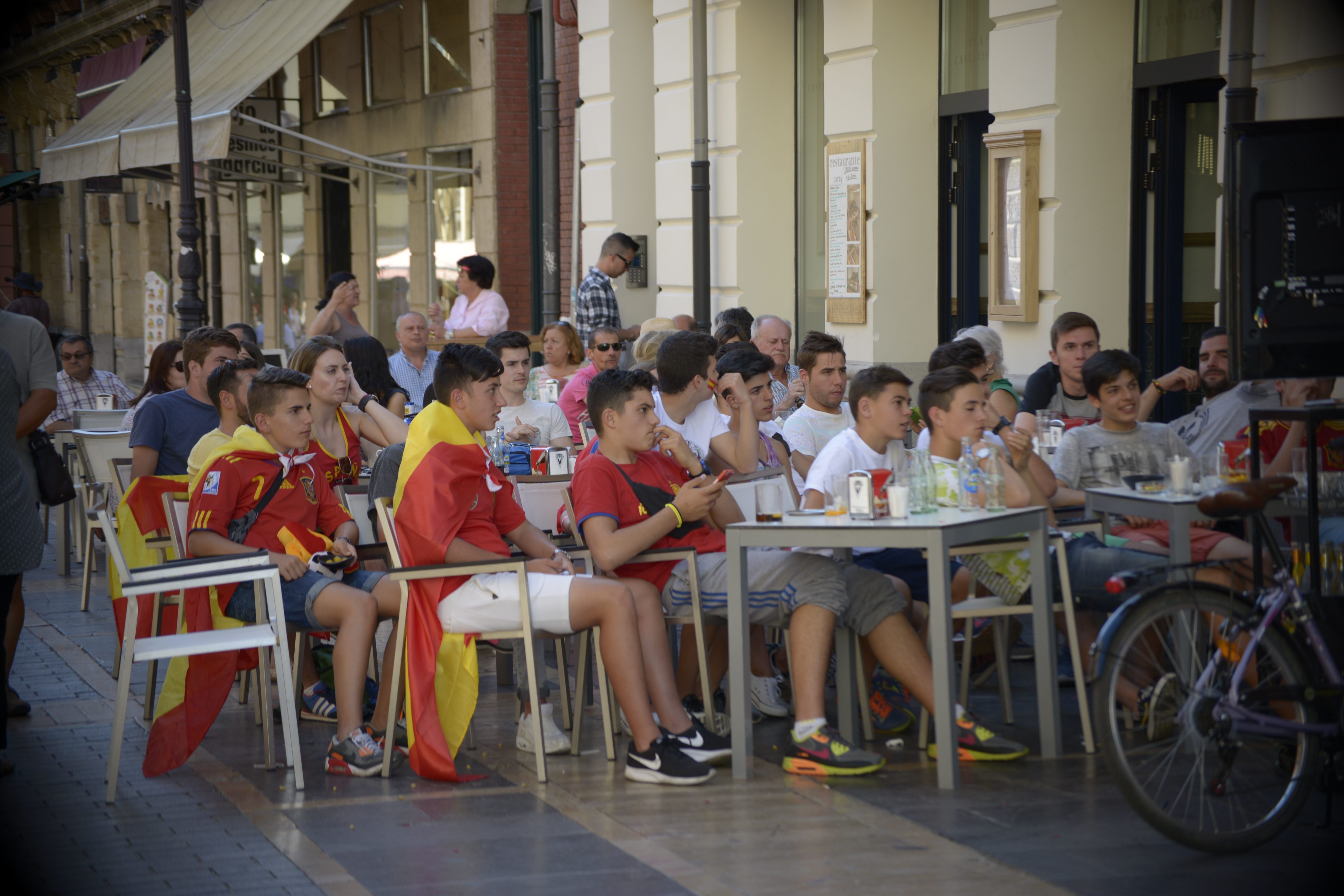 Aficionados viendo un partido de España en una imagen de archivo. | MAURICIO PEÑA