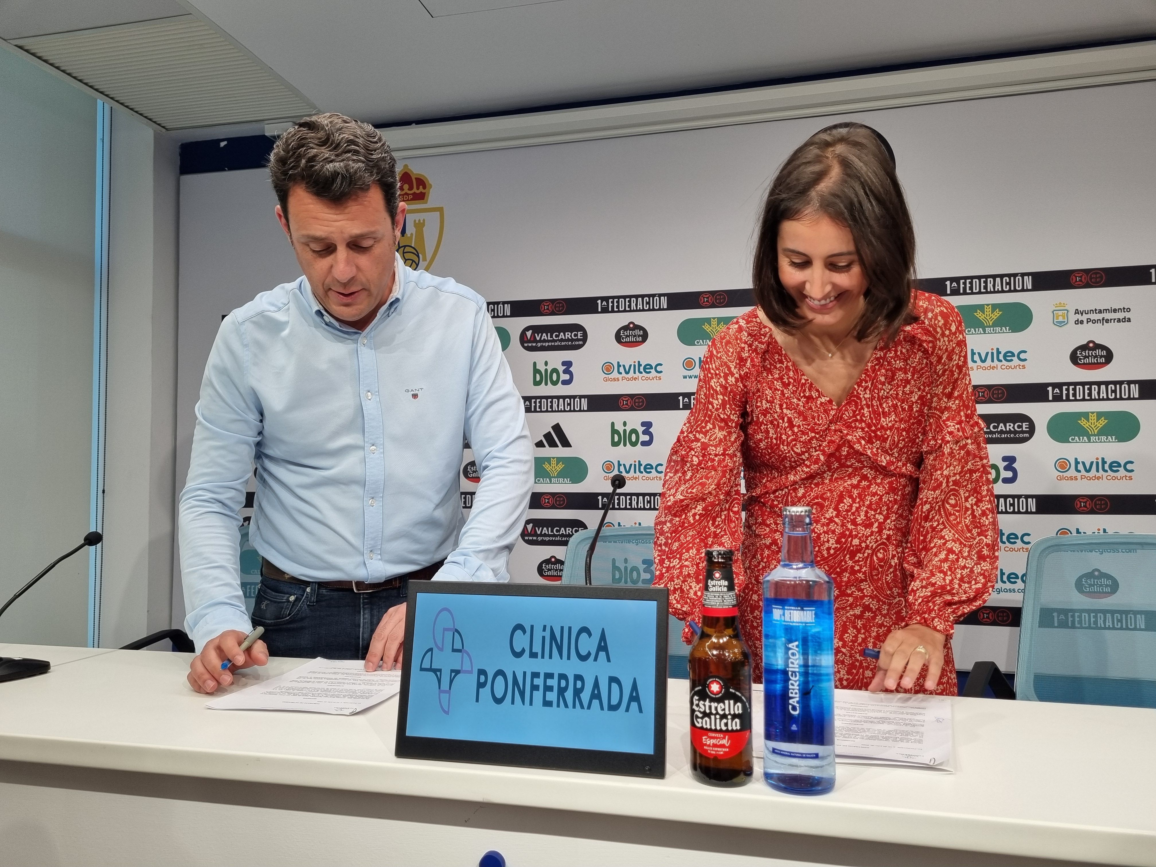 Momento de la firma del acuerdo entre la Deportiva y la Clínica Ponferrada | RAÚL FERNÁNDEZ
