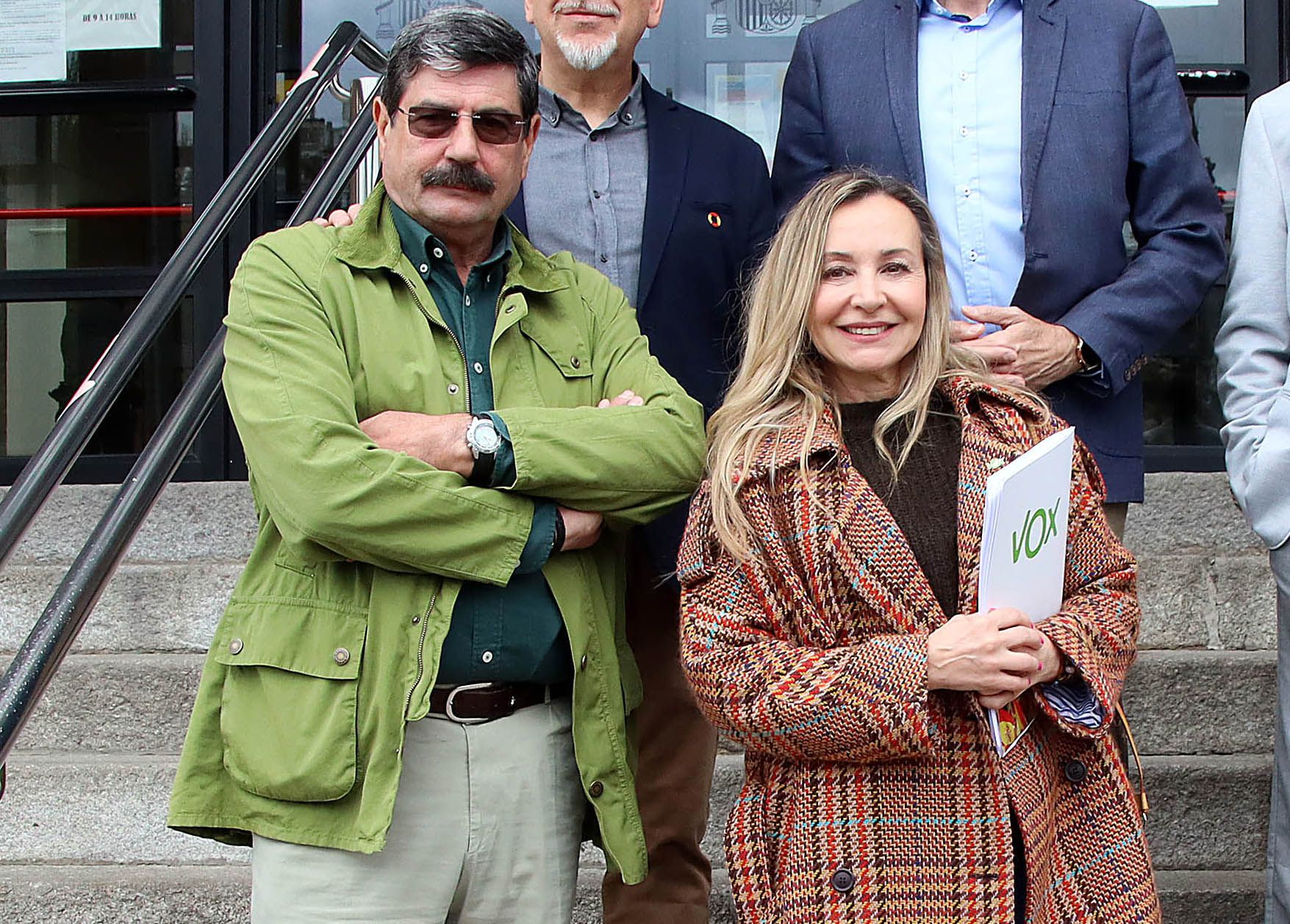 El concejal que abandona Vox, Ildefonso del Fueyo, con Blanca Herreros, la portavoz del partido en el Ayuntamiento de León. | PEIO GARCÍA (ICAL)