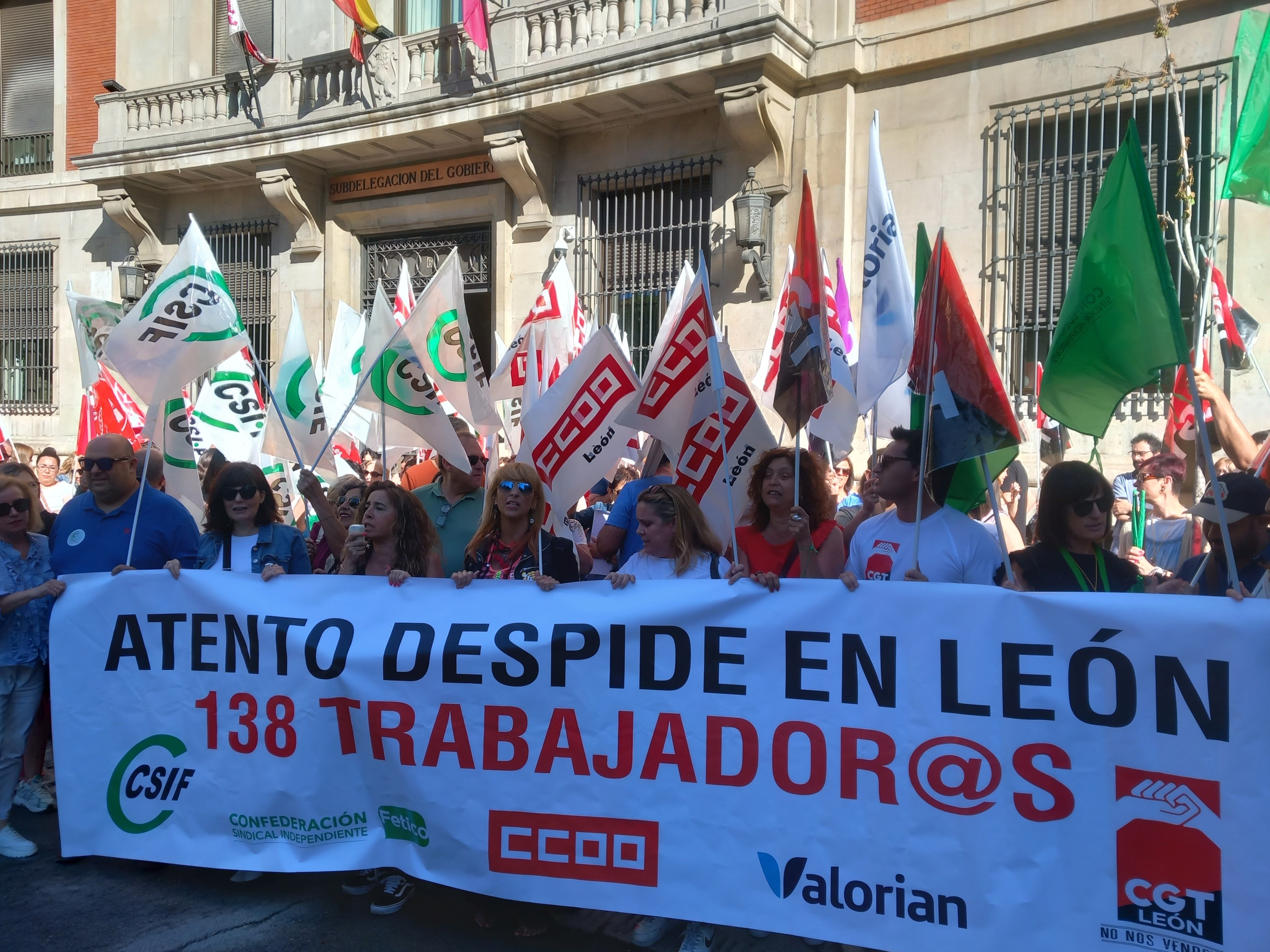 Concentración de los trabajadores de Atento León contra el traslado decretado por la empresa. | L.N.C.
