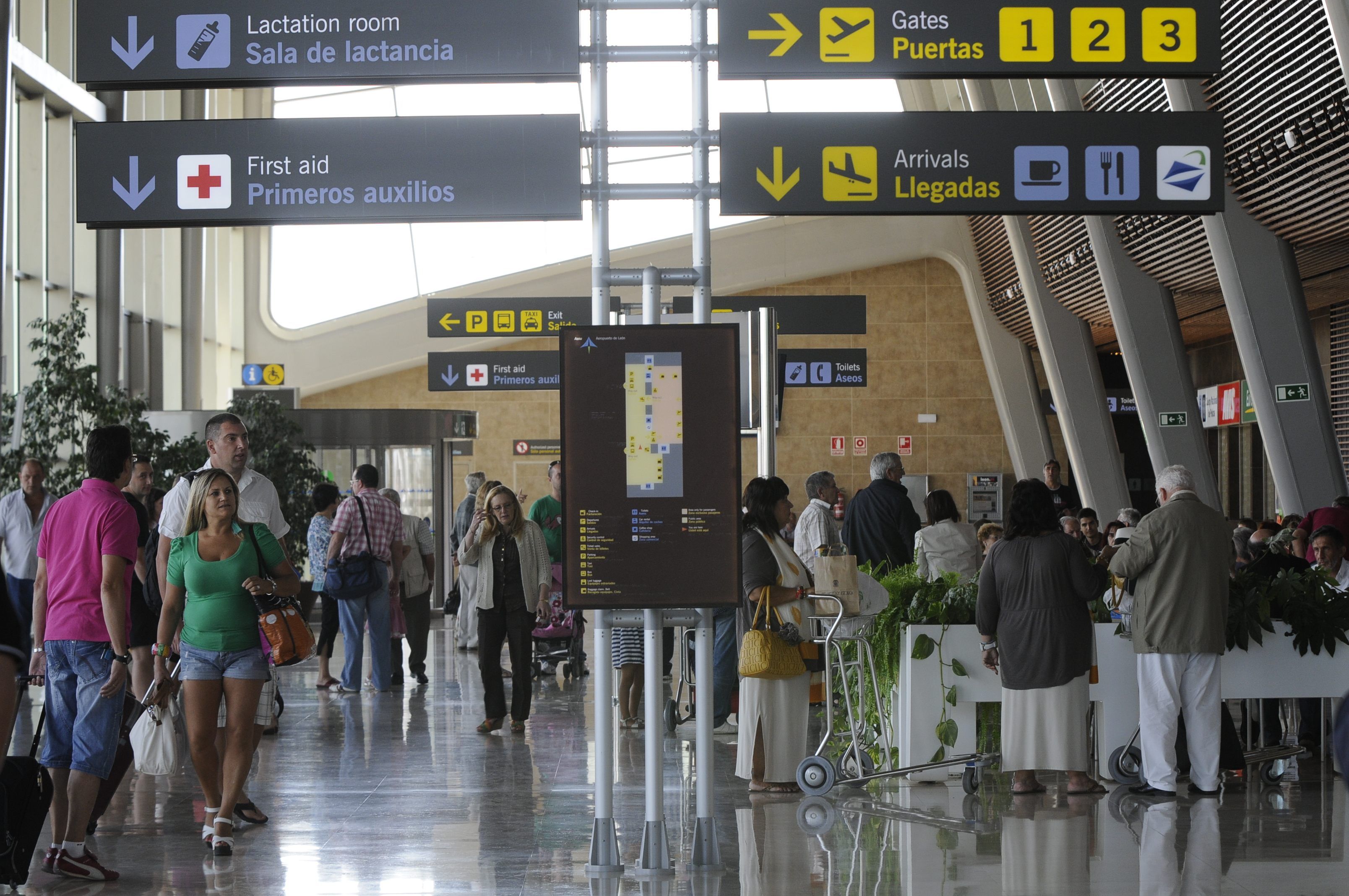 El aeropuerto de León gana actividad con la puesta en servicio de los vuelos de la temporada de verano. | MAURICIO PEÑA