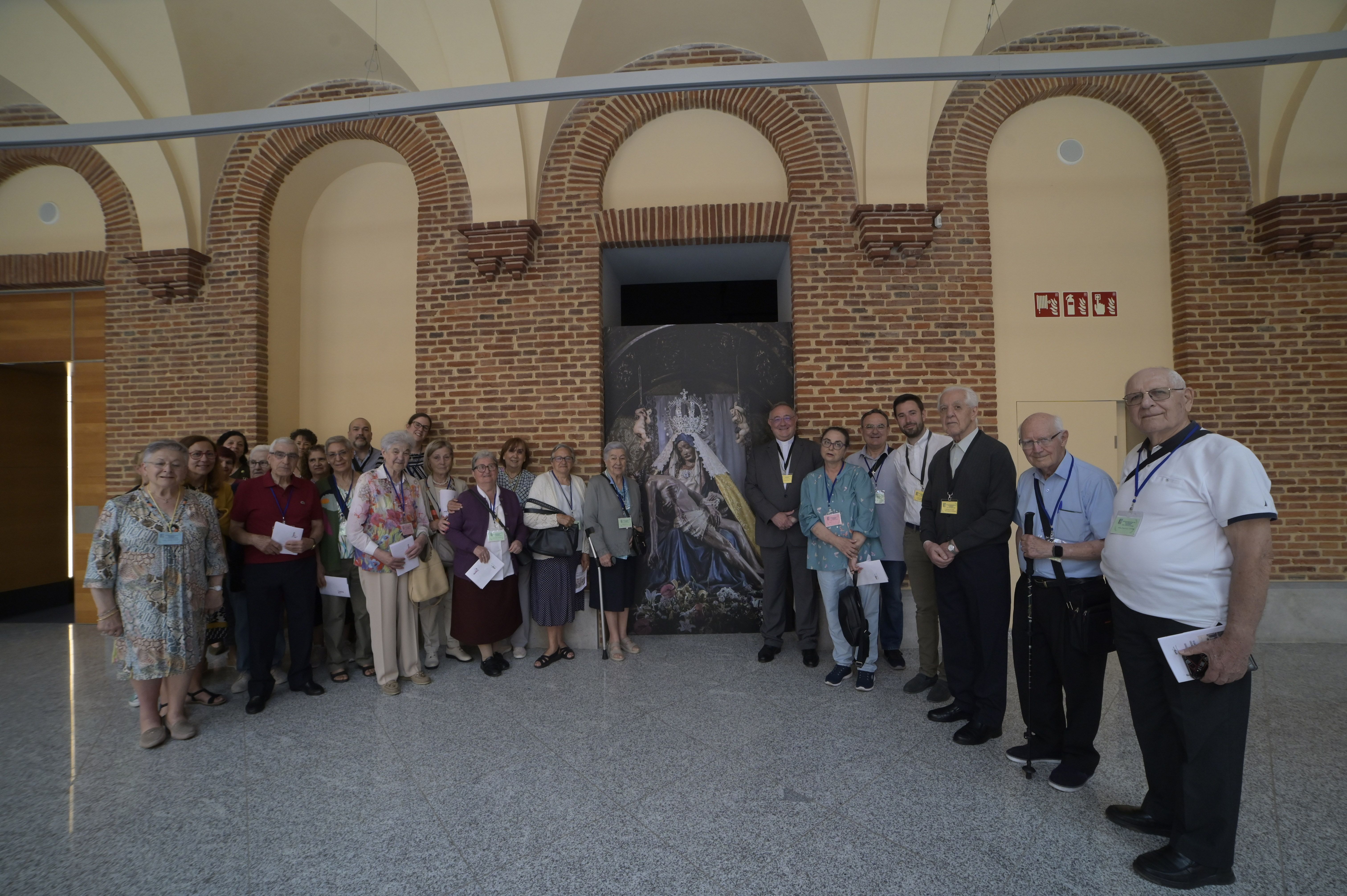 Foto de familia del obispo de León, Luis Ángel de las Heras, con los misioneros junto a una imagen de la Virgen del Camino. | MAURICIO PEÑA
