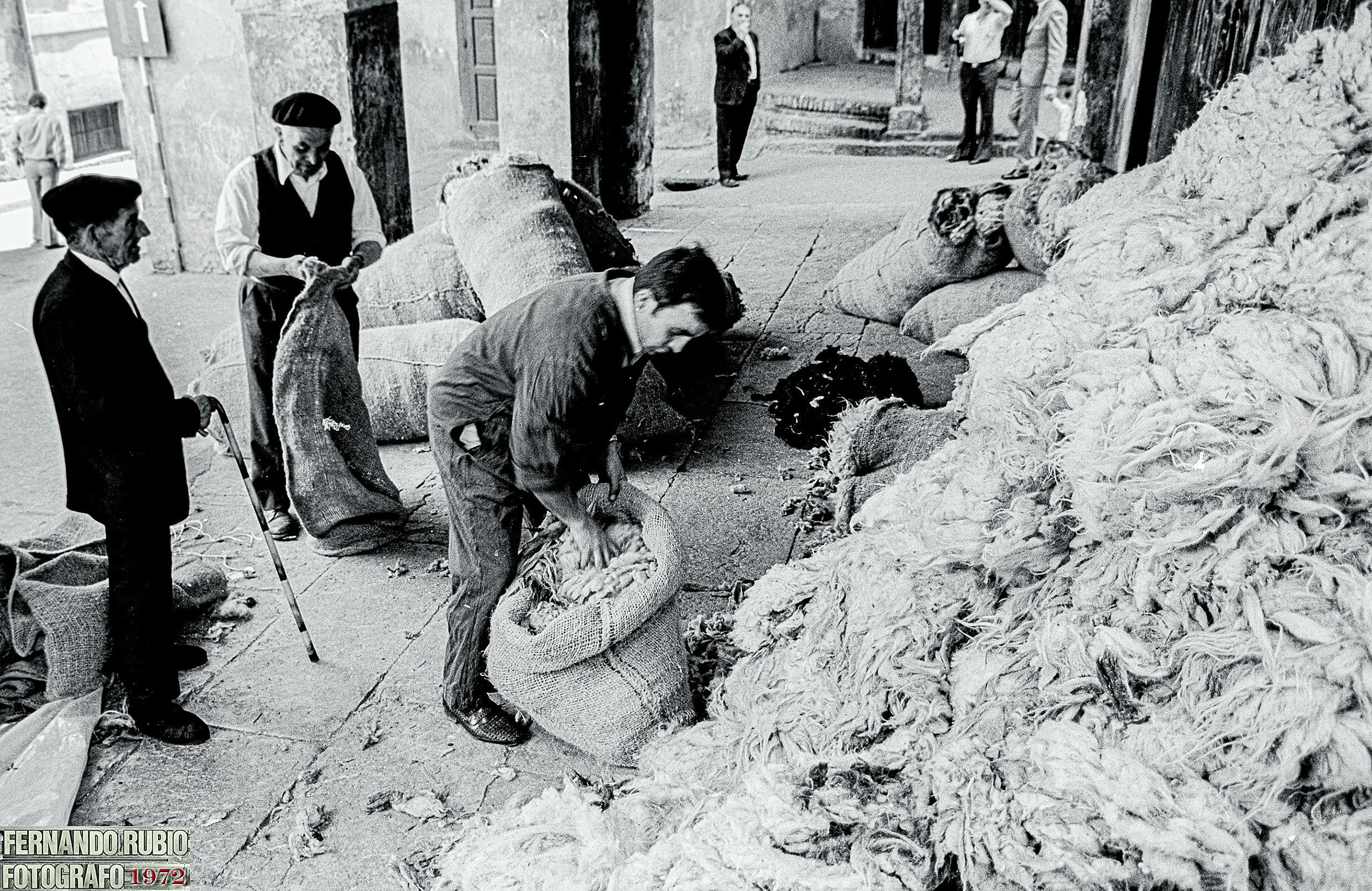 Imagen del mercado de la lana que aún se celebró en las fiestas de San Juan y San Pedro hasta principios de los años ochenta. | FERNANDO RUBIO