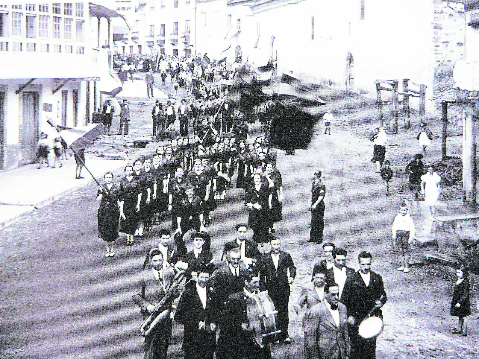 Manifestación de Falange por las calles de Villafranca del Bierzo en 1936;tras la banda de música desfile la Sección Femenina. | ARCHIVO JOSÉ CABAÑAS