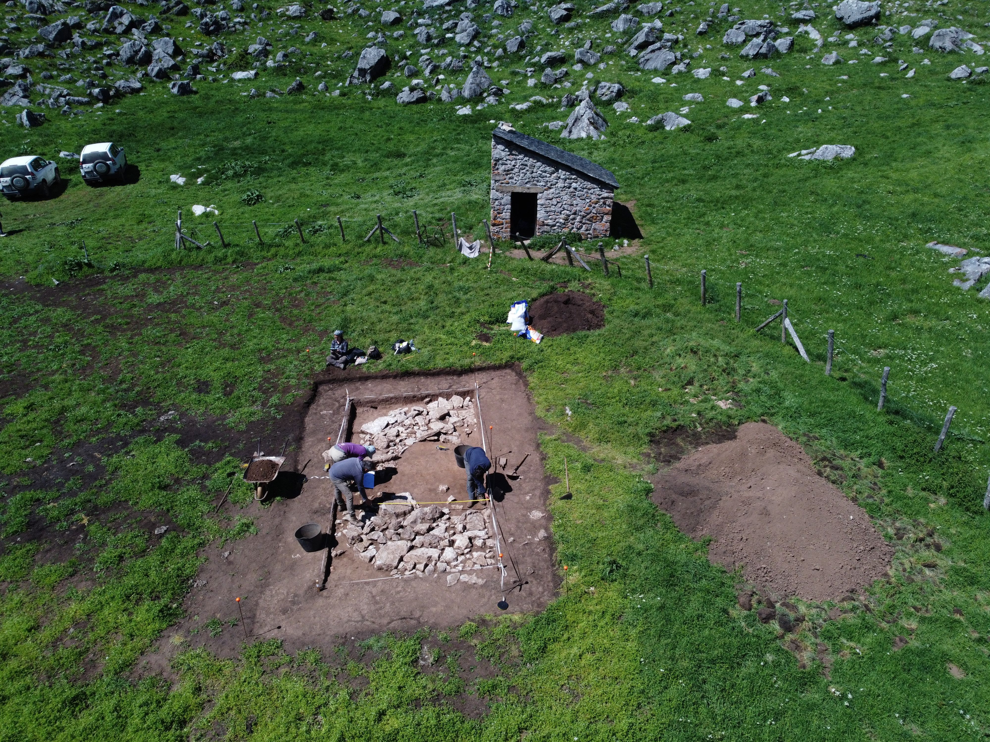 Excavación en la majada de Las Verdes, cerca de Torre de Babia. | Incipit-Csic