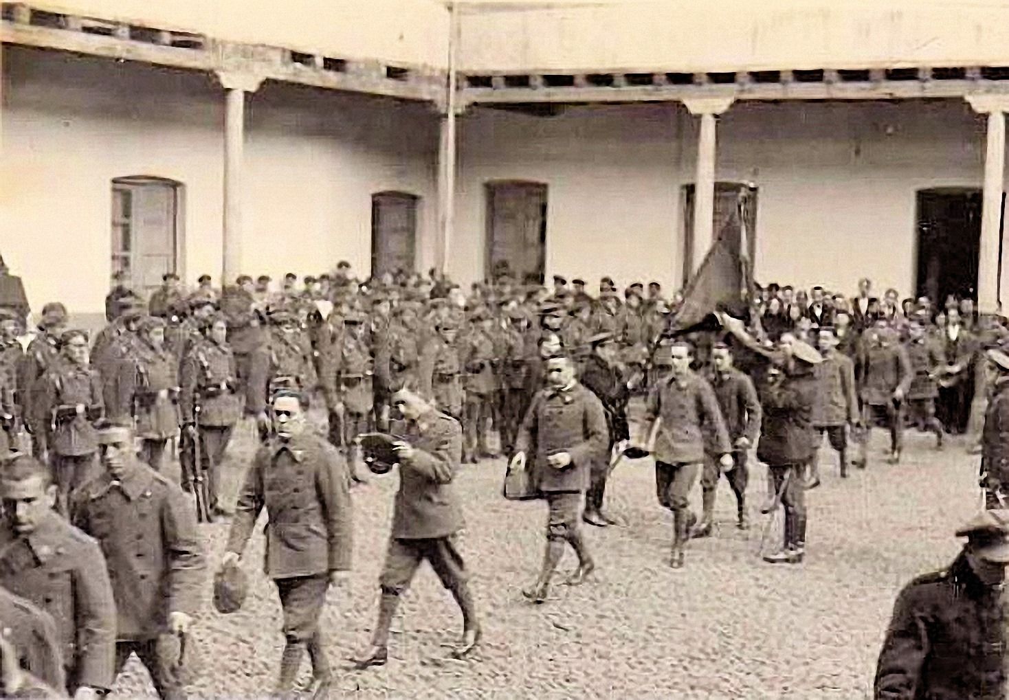 Una Jura de Lealtad a la Bandera en el cuartel del Cid, donde los golpistas sacaron a la calle a soldados engañados. | J.C.