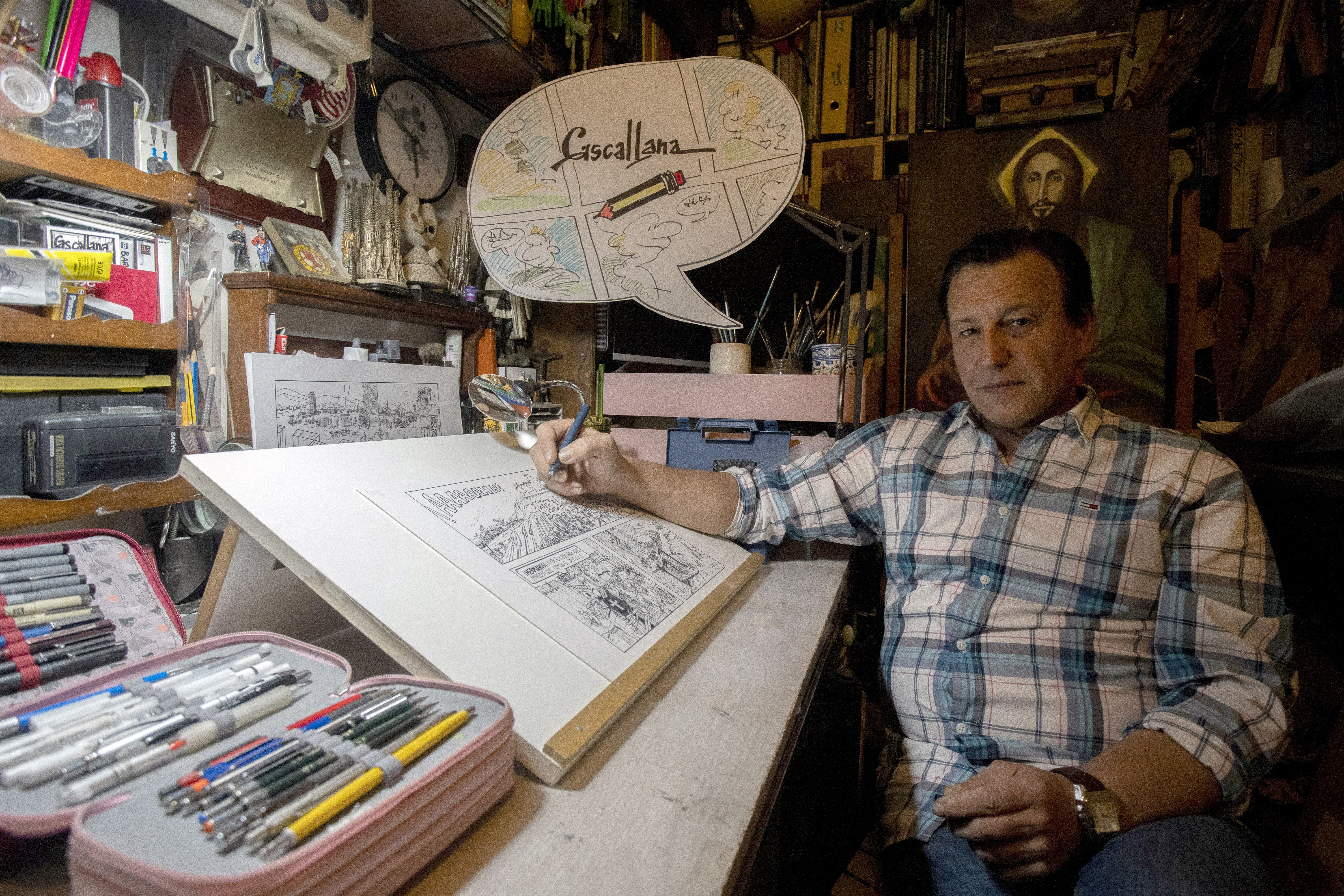 El dibujante berciano Manuel Santos Rodríguez Cascallana en su estudio. | CÉSAR SÁNCHEZ