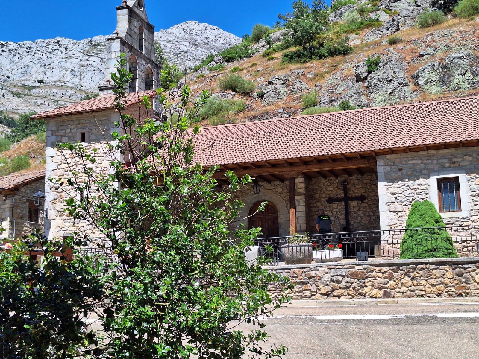 Iglesia de Las Salas, donde ha aparecido el cuerpo del hombre.