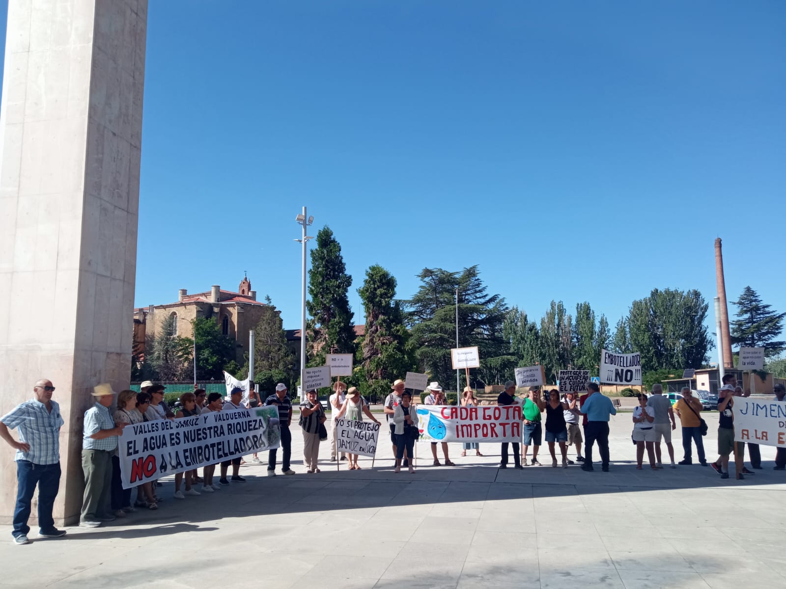 El grupo de manifestantes portó pancartas en señal de rechazo a la instalación de una planta embotelladora en la zona. L.N.C.