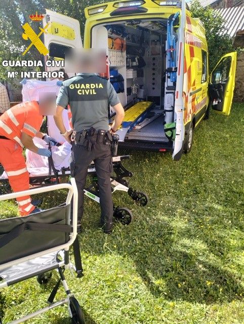 La Guardia Civil auxilió a la mujer en Burón. | L.N.C.