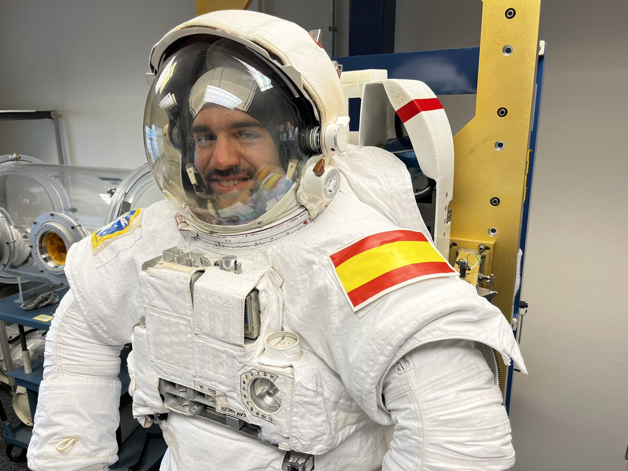 El astronauta leonés Pablo Álvarez con su traje espacial.