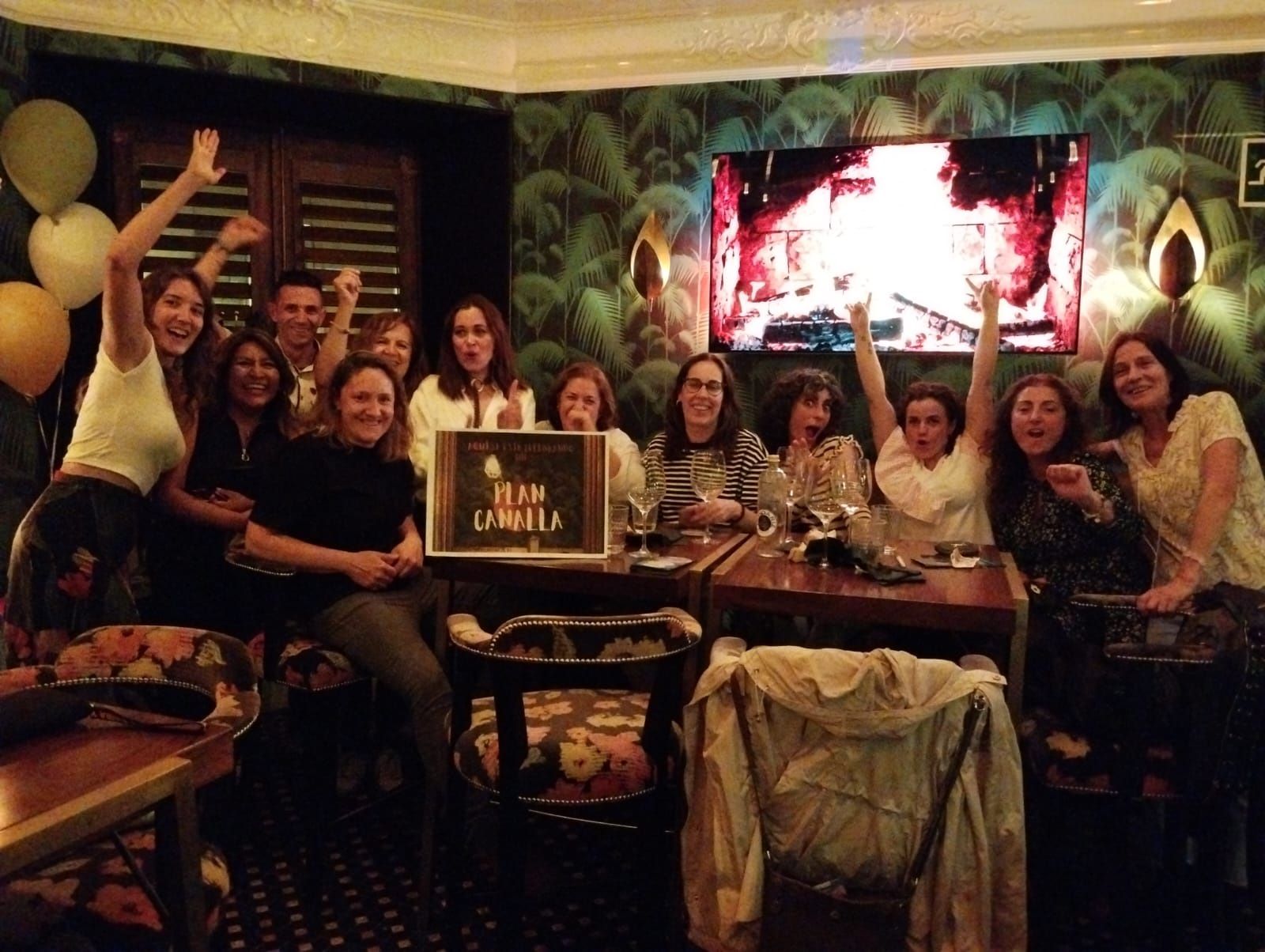 La foto de familia de la 'Cena Canalla' con desconocidos. | L.N.C.