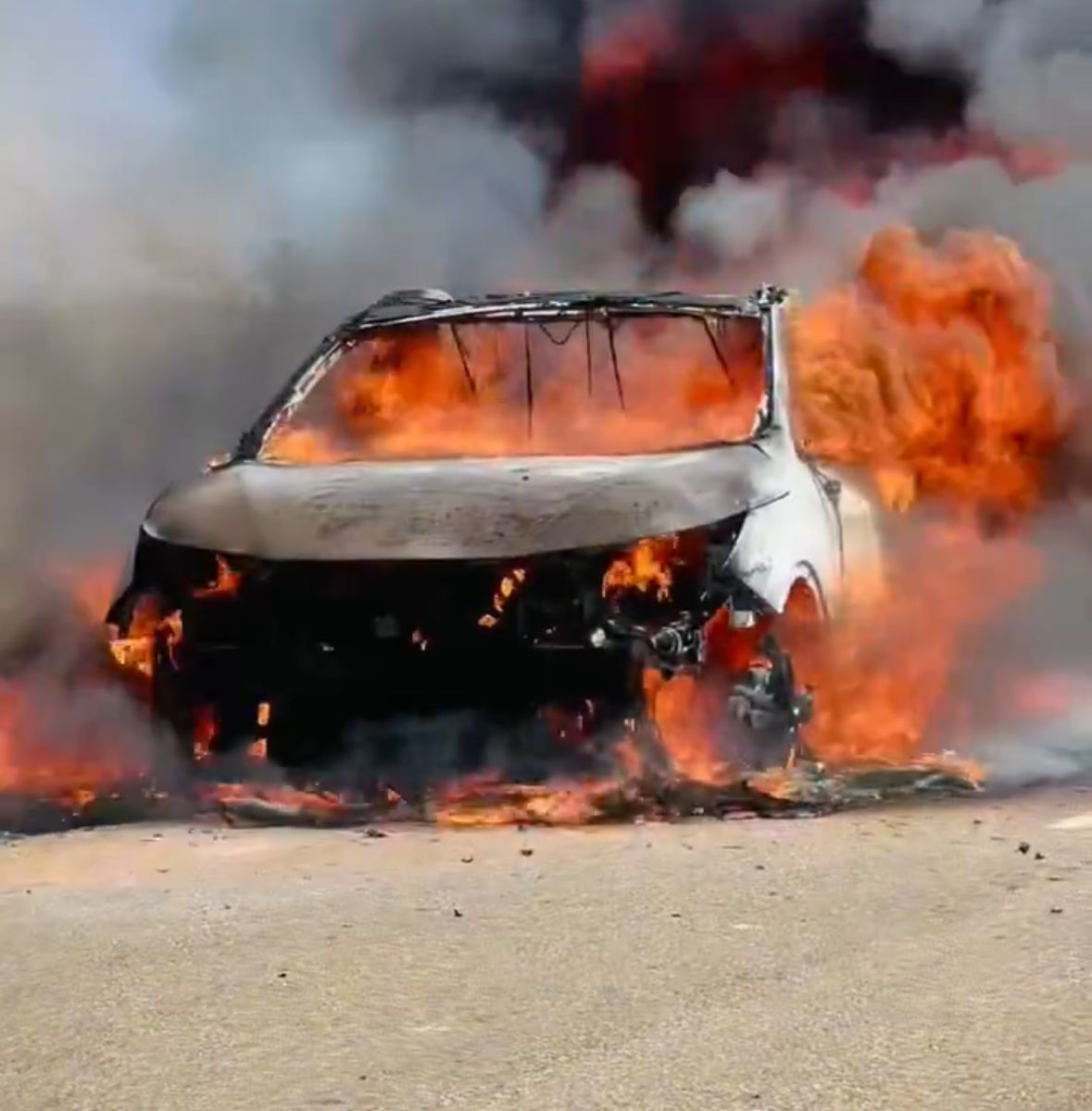 Imagen del vehículo que ha ardido en Valdefresno. | BOMBEROS DE LEÓN