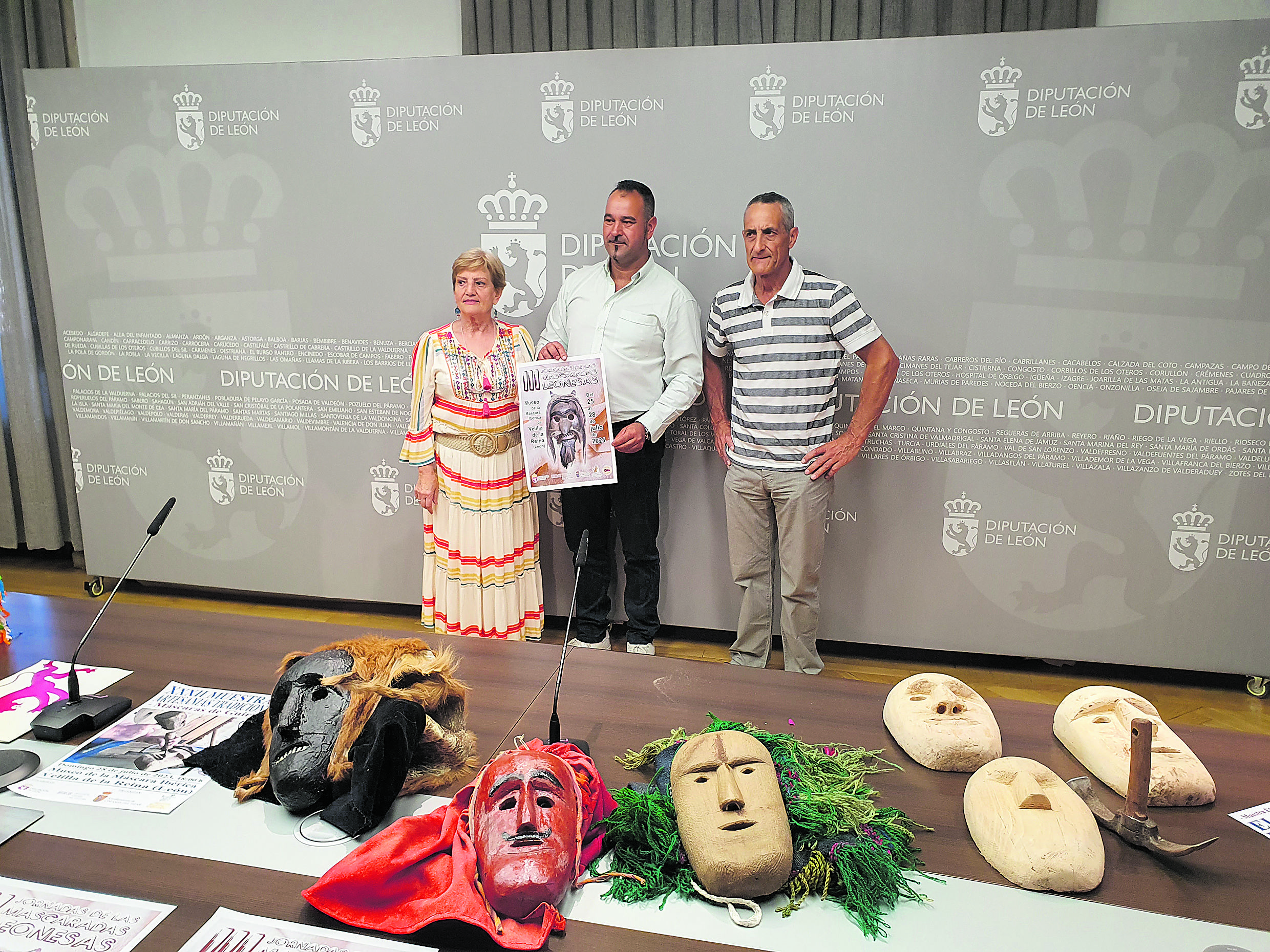 Pilar Gancedo, Emilio Martínez y Emiliano Blanco en la presentación de las III Jornadas de las Mascaradas Leonesas.