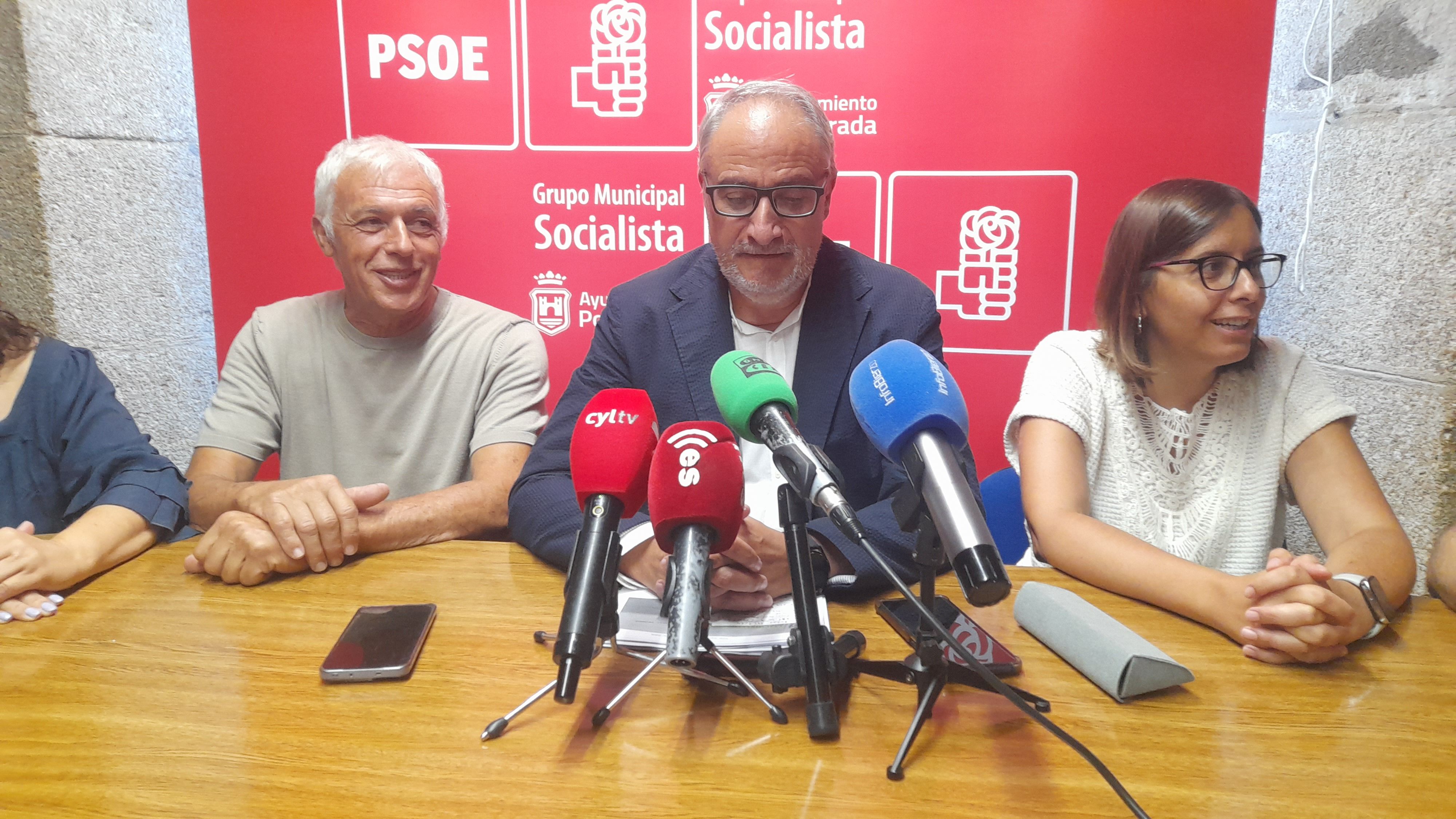 Olegario Ramón y parte de sus concejales en rueda de prensa. | MAR IGLESIAS
