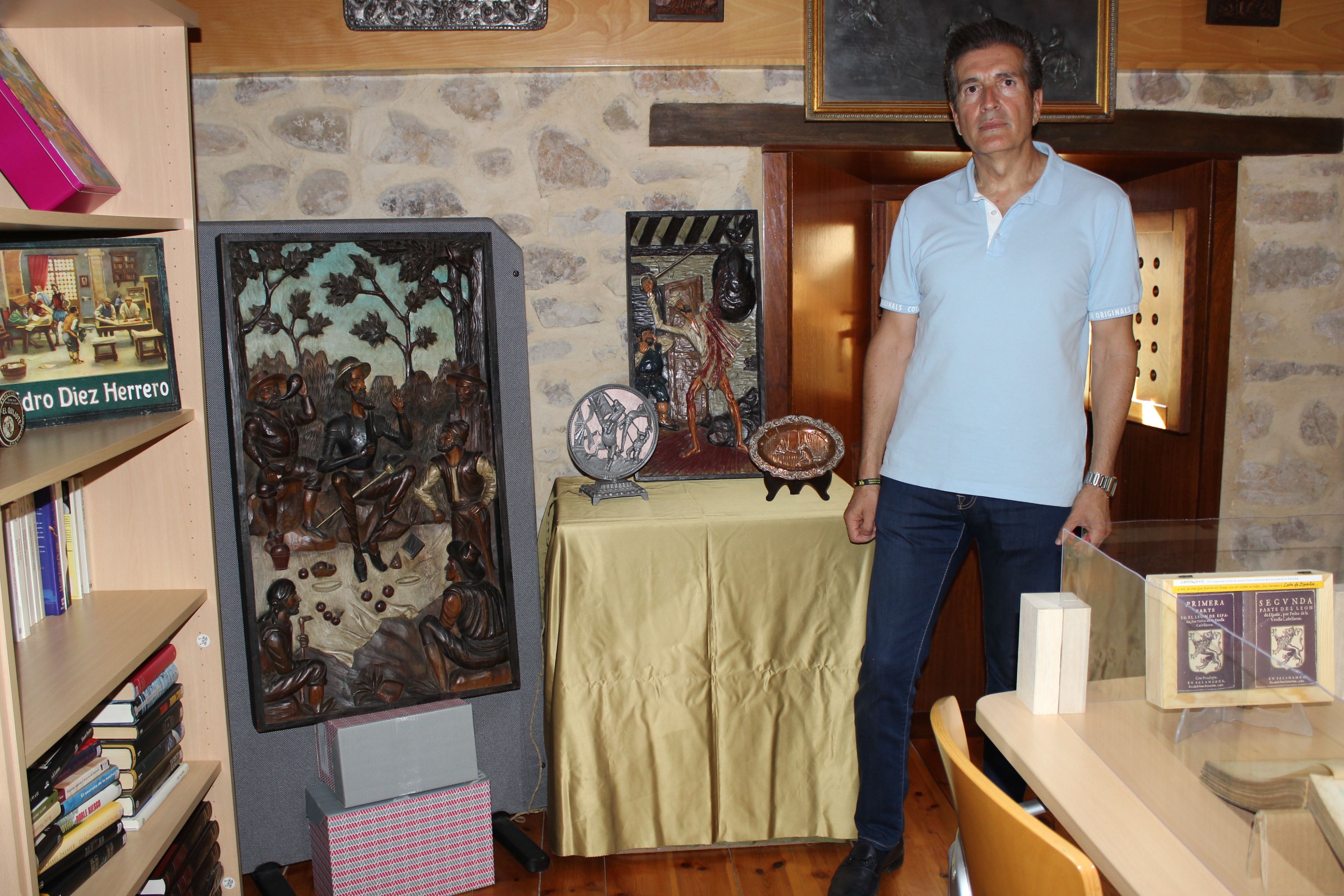 Fernando Bandera, de ‘profesión coleccionista’, con los múltiples objeto que posee en torno al Quijote. | ALFREDO HURTADO