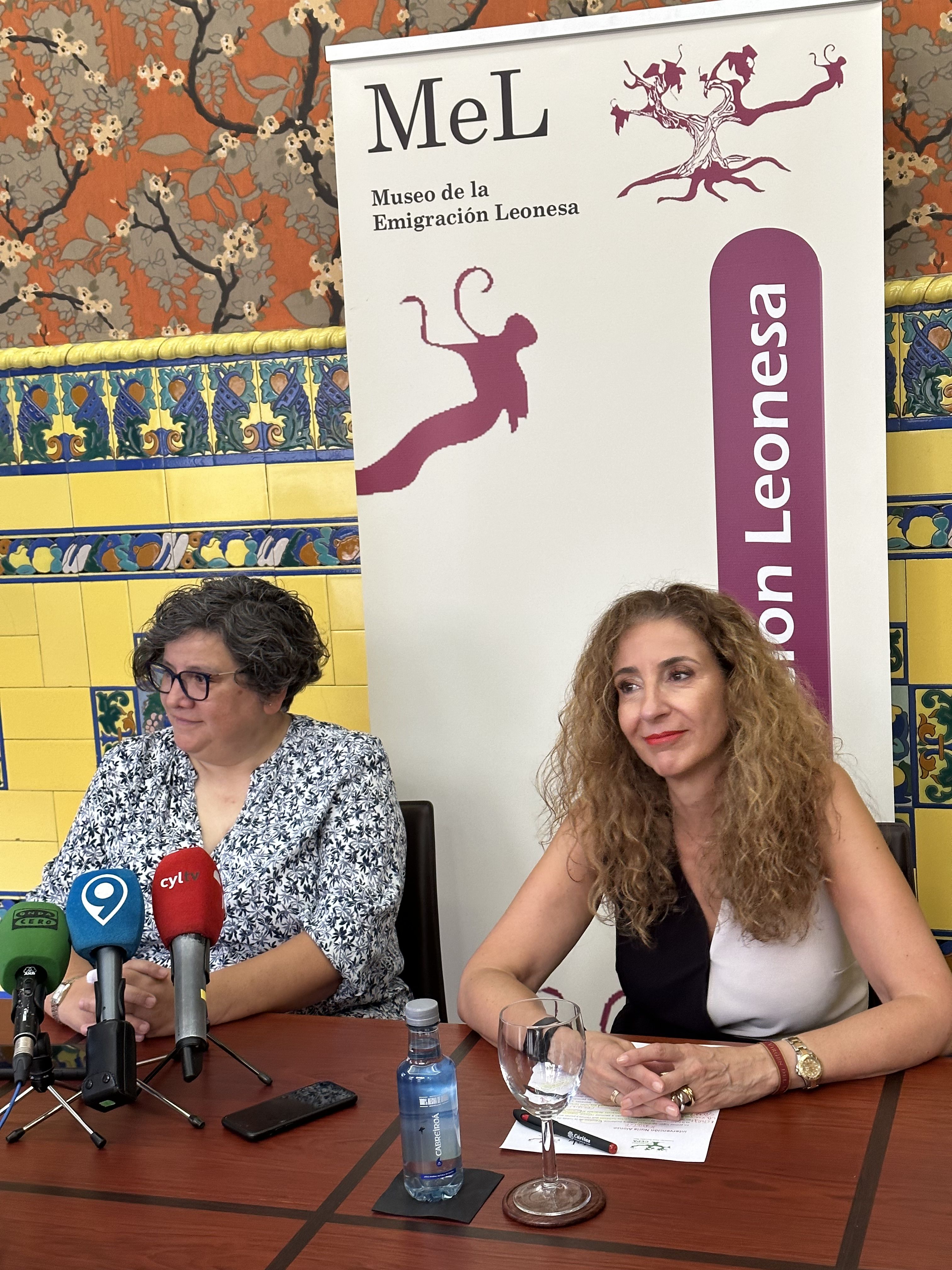 Irene Benavides, de Borenia Turismo, y Nuria Alonso, directora del MeL. | L.N.C.