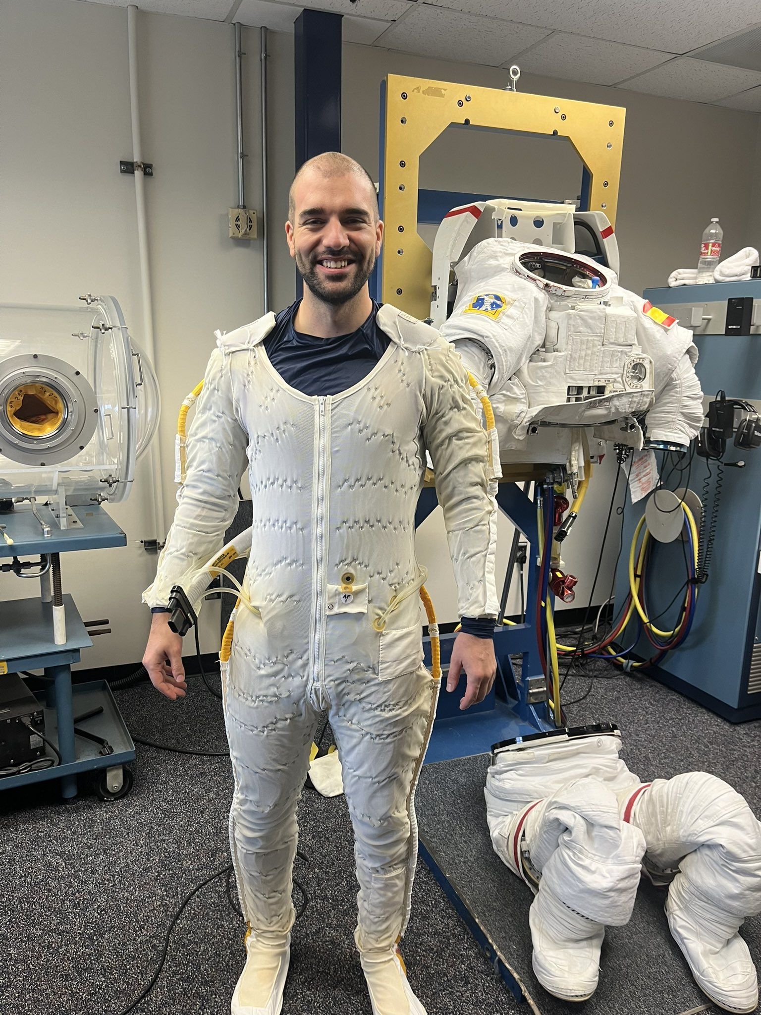 El astronauta leonés Pablo Álvarez junto a su traje espacial. | @ASTRO_PABLO_A