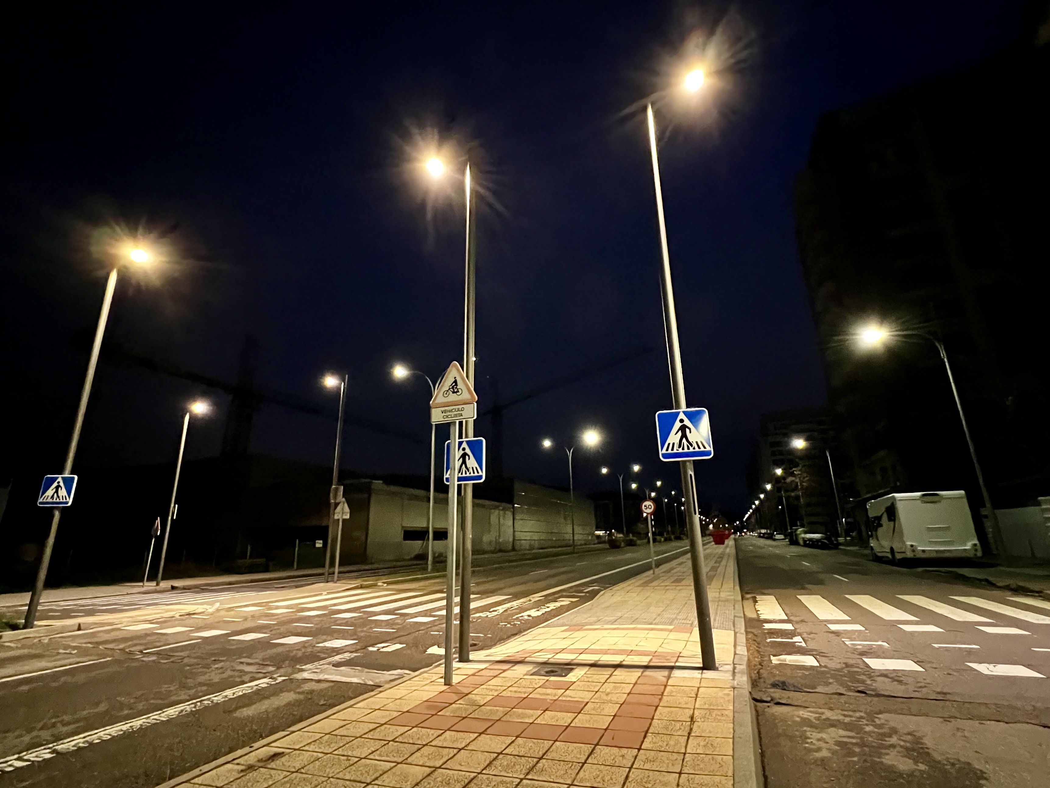 El Ayuntamiento iluminará pasos de peatones de 12 ubicaciones de León. | CAMPILLO (ICAL)