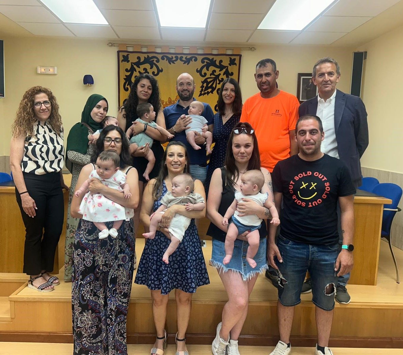 Foto de familia tras la entrega del ‘cheque-bebé’. | L.N.C.