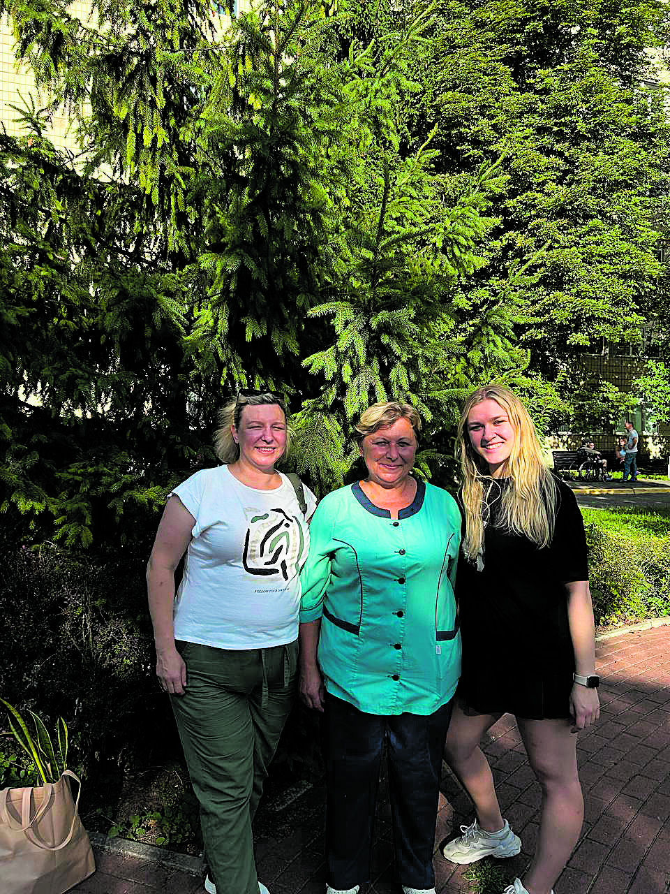 Olena y Vika con su madre, y abuela, que trabaja en Kiev en un hospital y les ha relatado experiencias realmente  duras con jóvenes heridos.