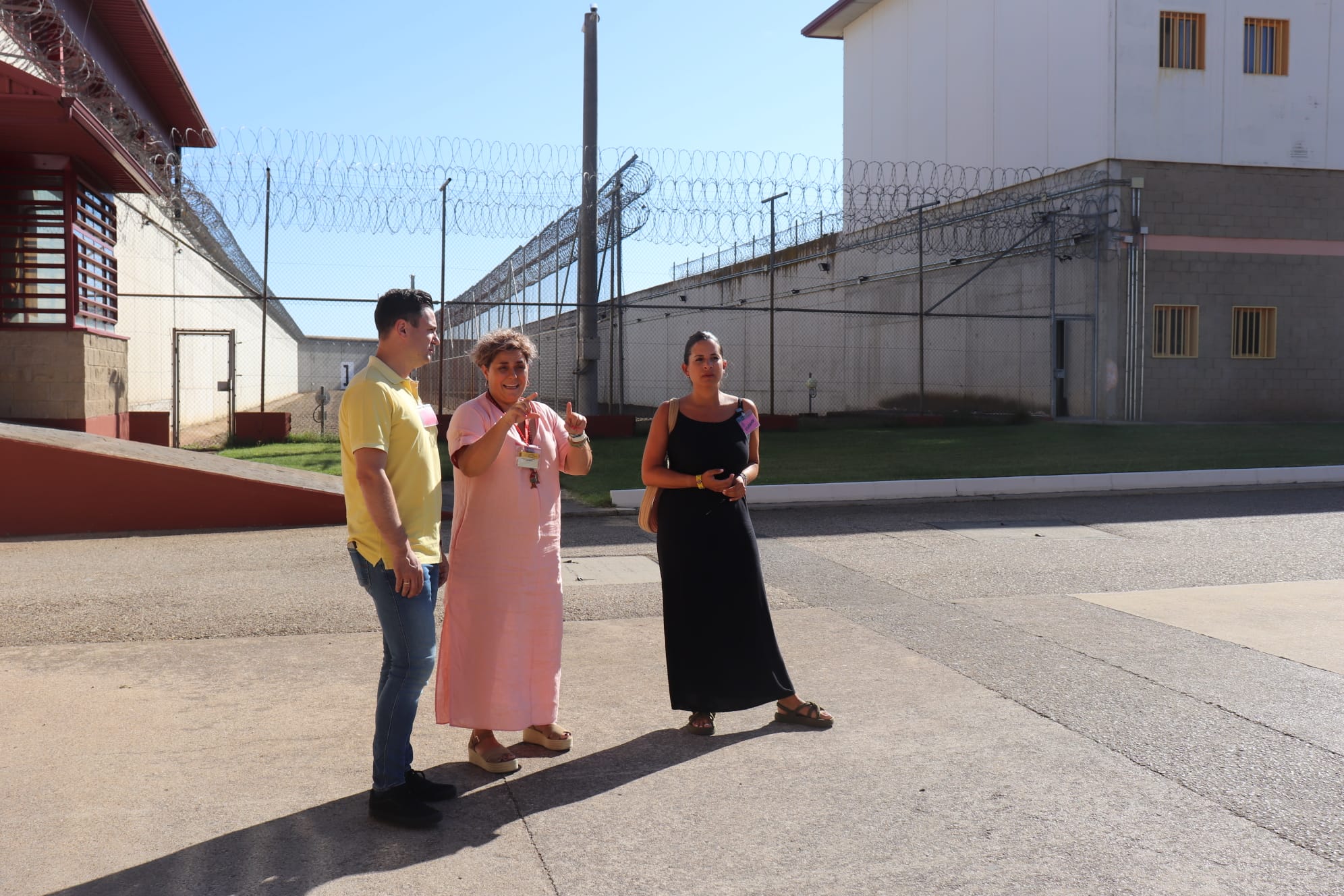 Javier Alfonso Cendón y Nuria Rubio durante su visita a Villahierro. | L.N.C.