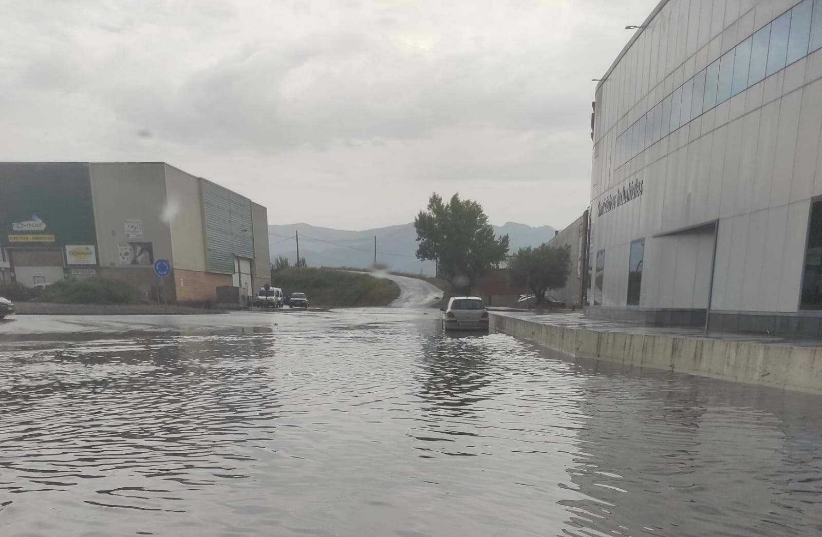 Zona inundada del Polígono de Camponaraya. | JAVIER FERNÁNDEZ