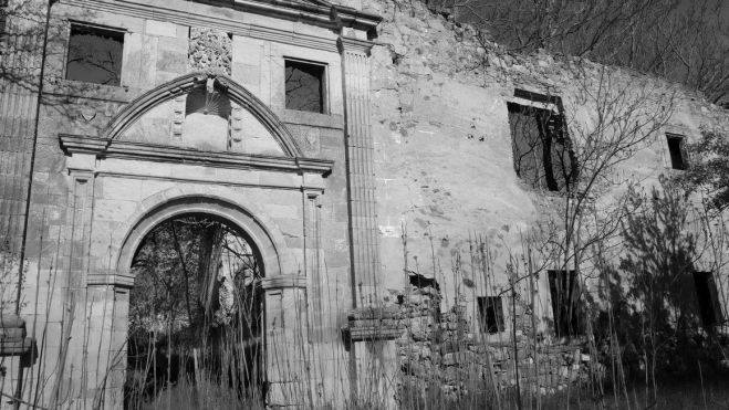 Detalle de la puerta de entrada al monasterio con el escudo nobiliario del mismo.