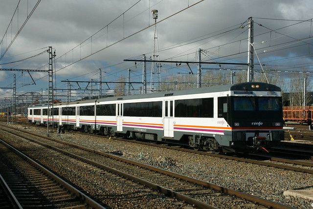 Tren regional de Renfe, uno de los que presta servicio playero de León a Gijón. | EUROPA PRESS