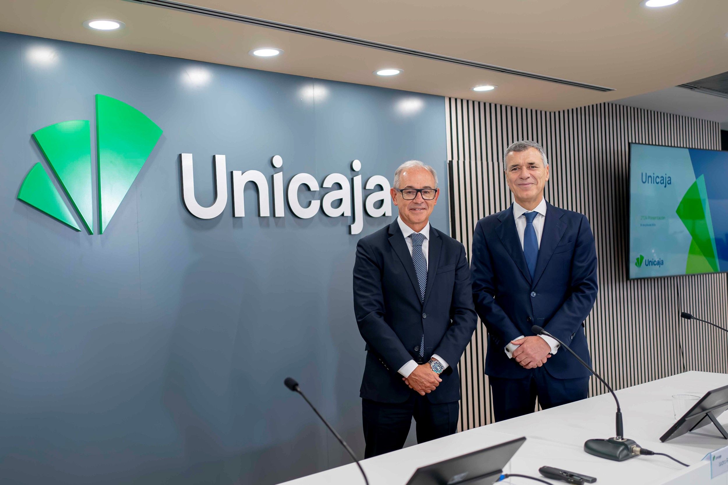 El CEO de Unicaja, Isidro Rubiales, y el director general de Finanzas, Pablo González. | L.N.C.