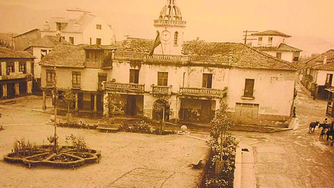 Plaza Mayor y el Ayuntamiento de Cacabelos en una exposición del Marca.