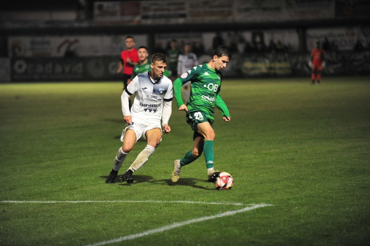 Luis Chacón controla un balón en un partido con el Arenteiro. | LA REGIÓN