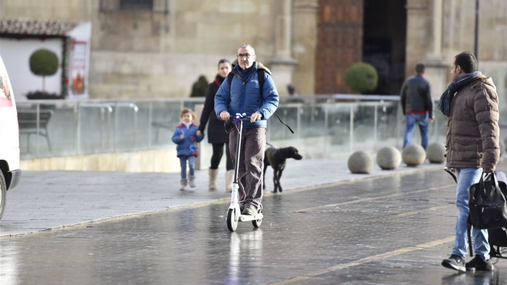 Imagen de archivo de una persona montando en patinete eléctrico en León. | L.N.C.