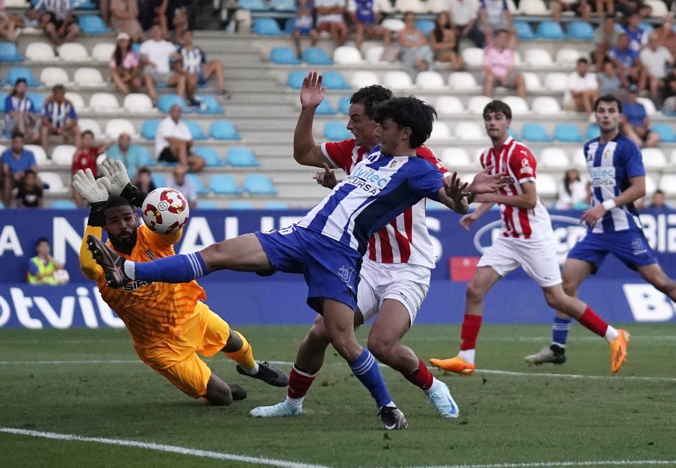 Un lance del choque entre Ponferradina y Sporting. | SDP